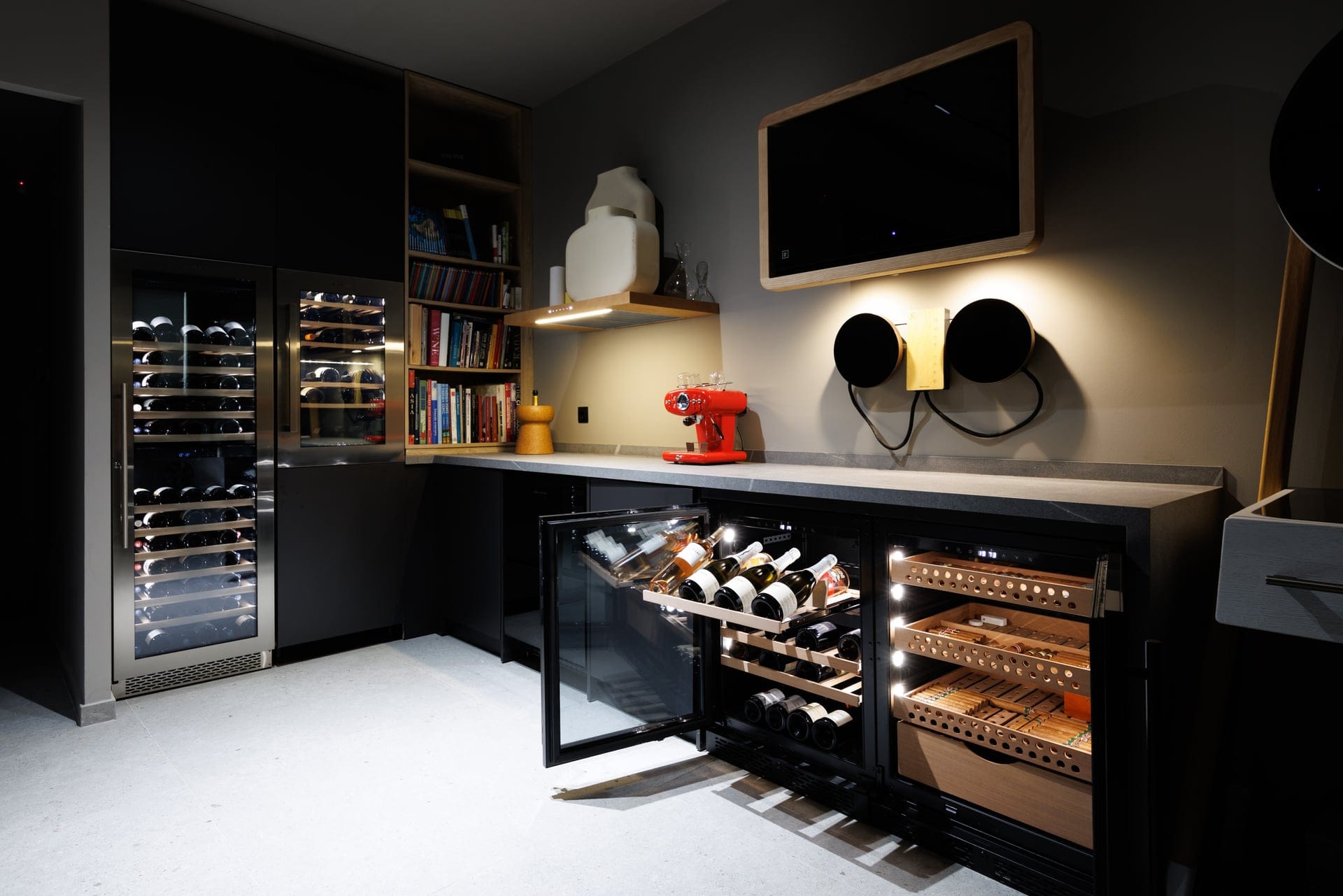 showroom photoshoot 7 10 2511 Μοντέρνος χώρος με ψυγεία κρασιών και πούρων