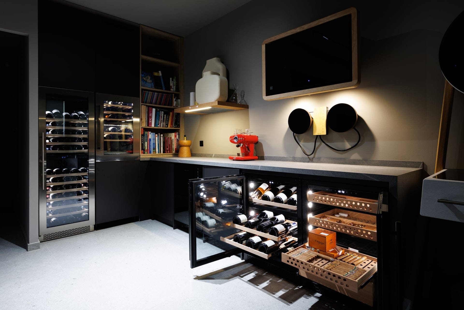 showroom photoshoot 7 10 2512 Μοντέρνα κάβα κρασιών και υγραντήρας πούρων