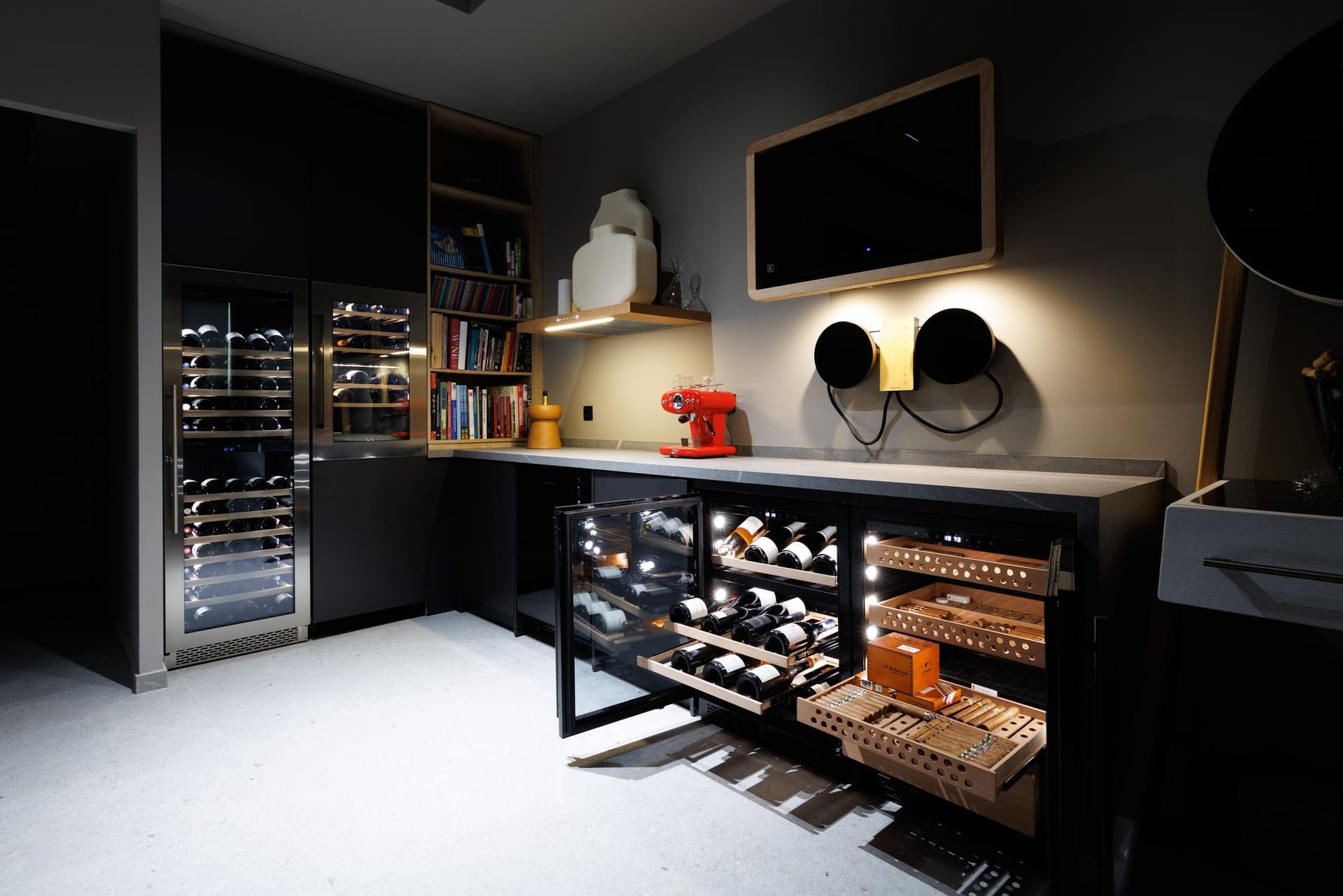 showroom photoshoot 7 10 2513 Μοντέρνα κάβα κρασιών και υγραντήρας πούρων