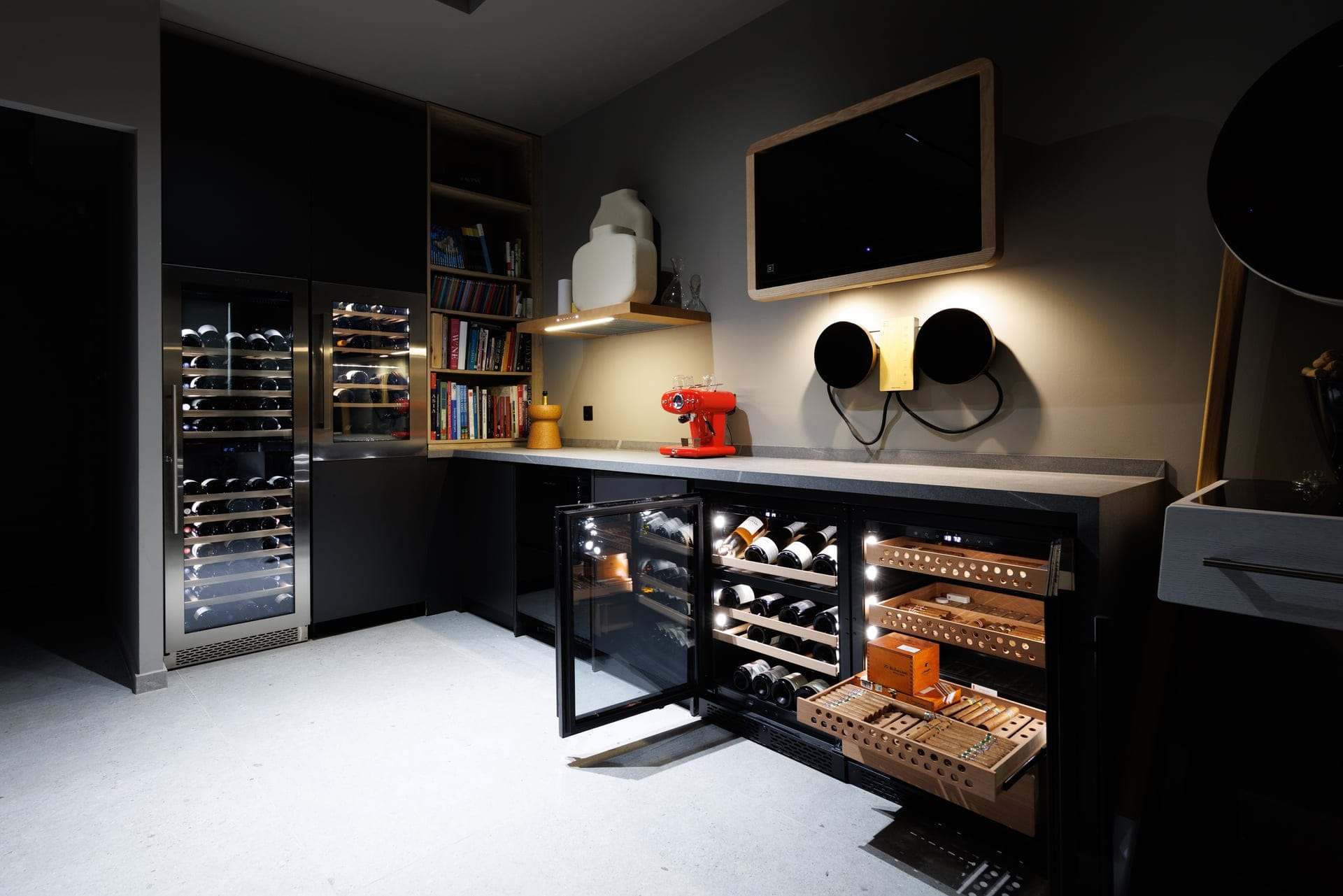 showroom photoshoot 7 10 2514 Μοντέρνο κελάρι κρασιών με ψυγεία και υγραντήρα πούρων