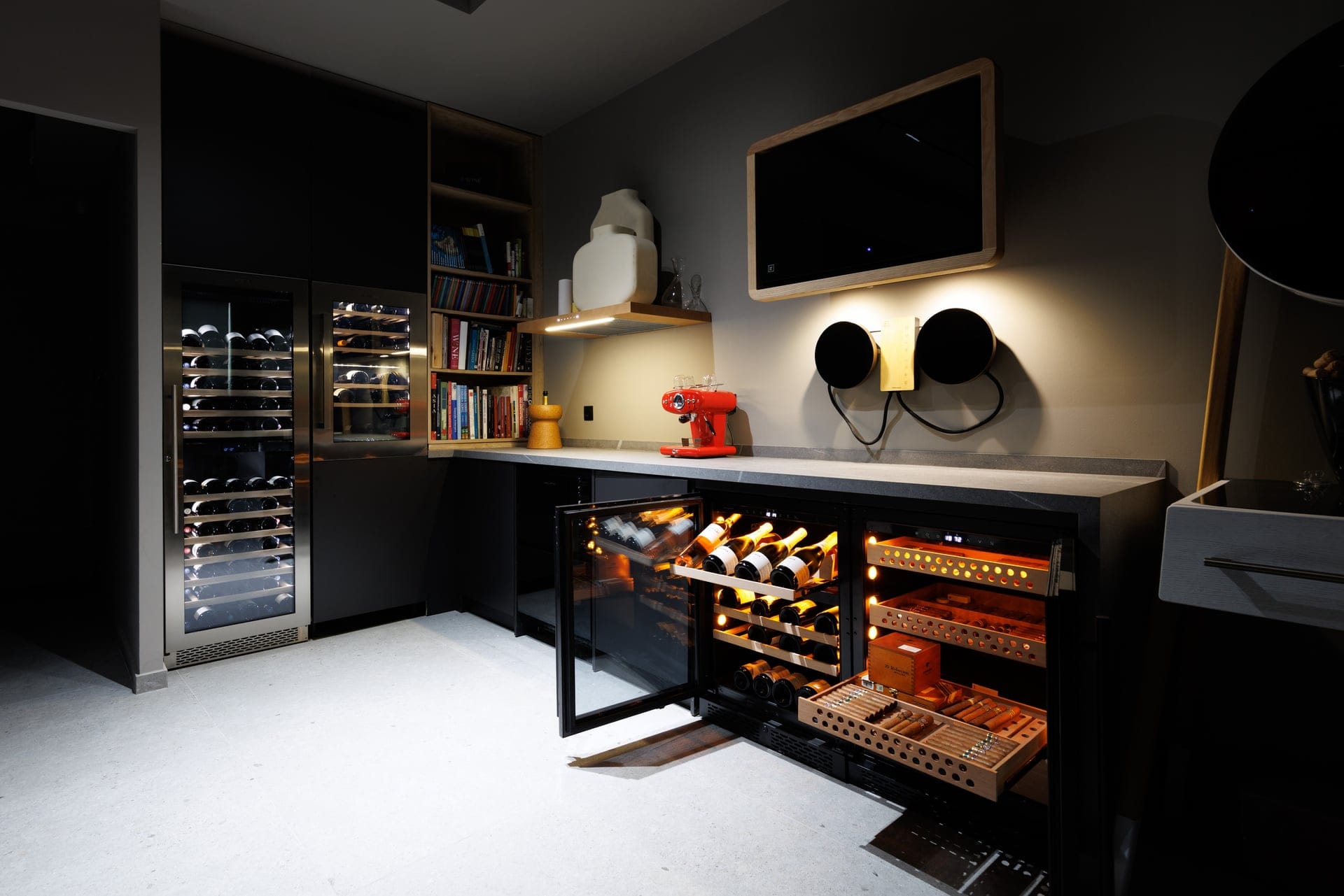 showroom photoshoot 7 10 2516 Μοντέρνο κελάρι κρασιών και υγραντήρας πούρων