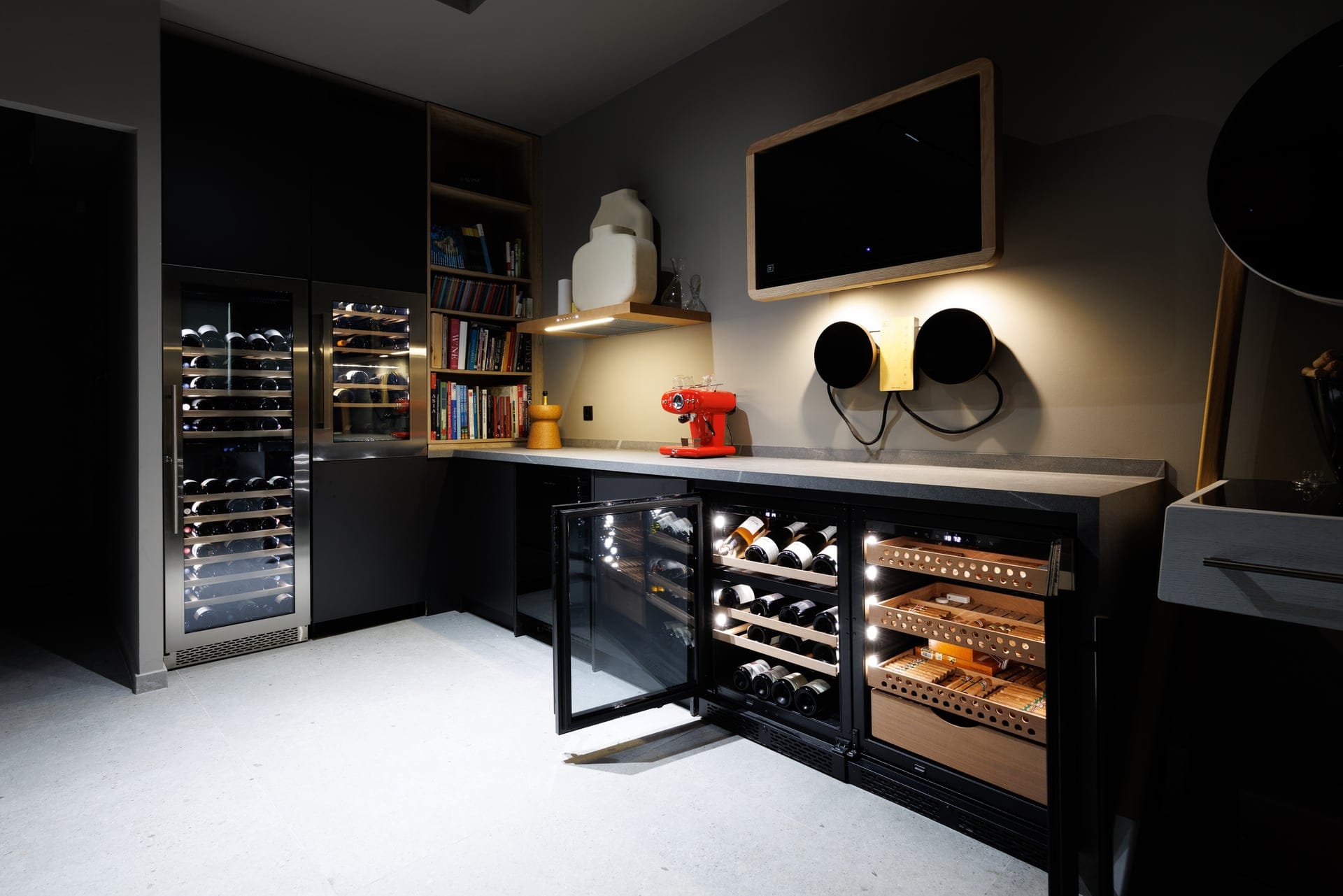 showroom photoshoot 7 10 2518 Μοντέρνος χώρος κουζίνας με ψυγεία κρασιών