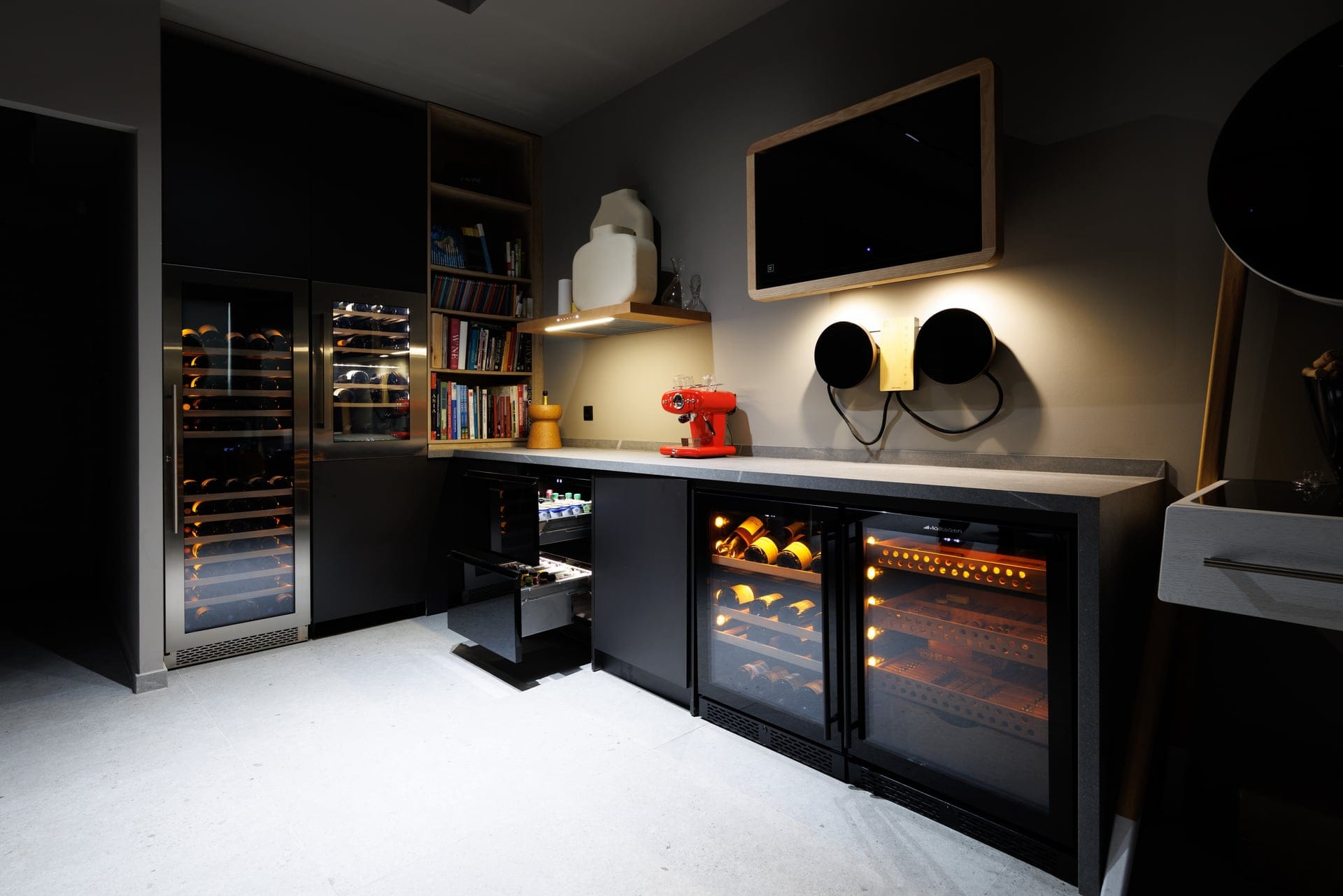 showroom photoshoot 7 10 2520 Μοντέρνα κουζίνα με ψυγεία κρασιών και καφετιέρα