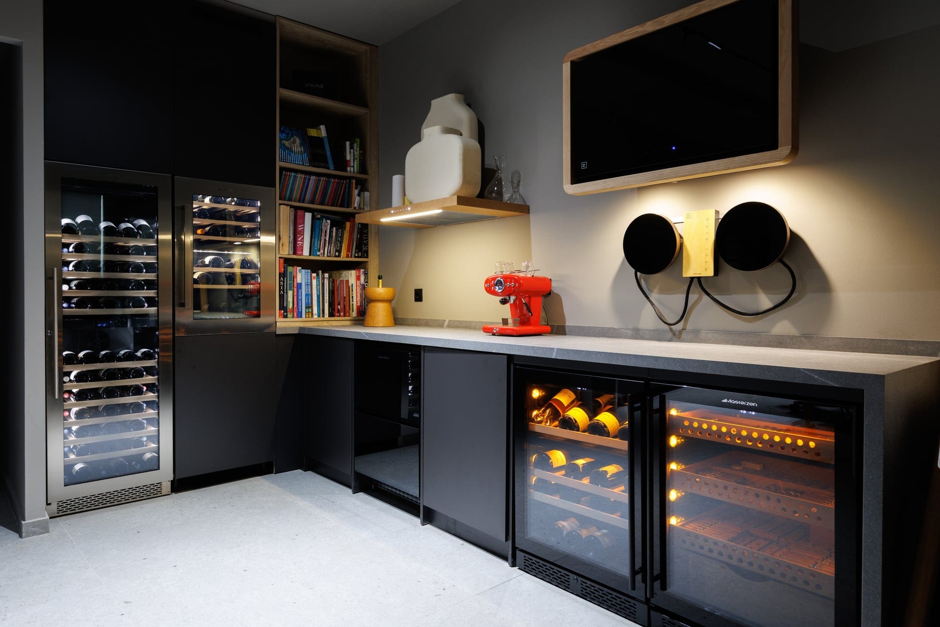 showroom photoshoot 7 10 256 Μοντέρνα κουζίνα με ψυγεία κρασιών και καφετιέρα