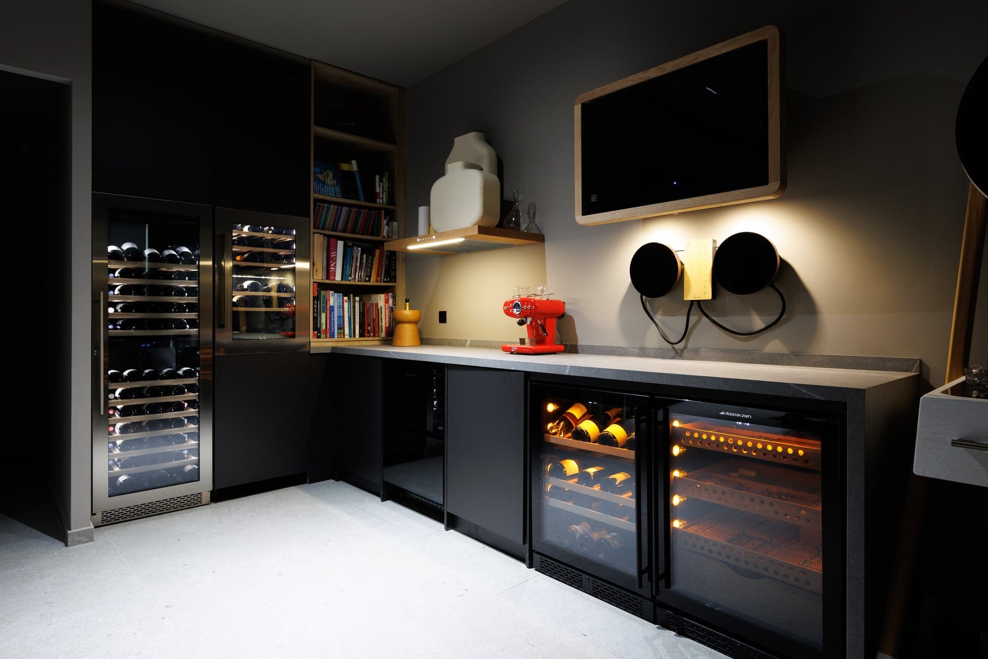 showroom photoshoot 7 10 257 Μοντέρνα κουζίνα με ψυγεία κρασιών και καφετιέρα