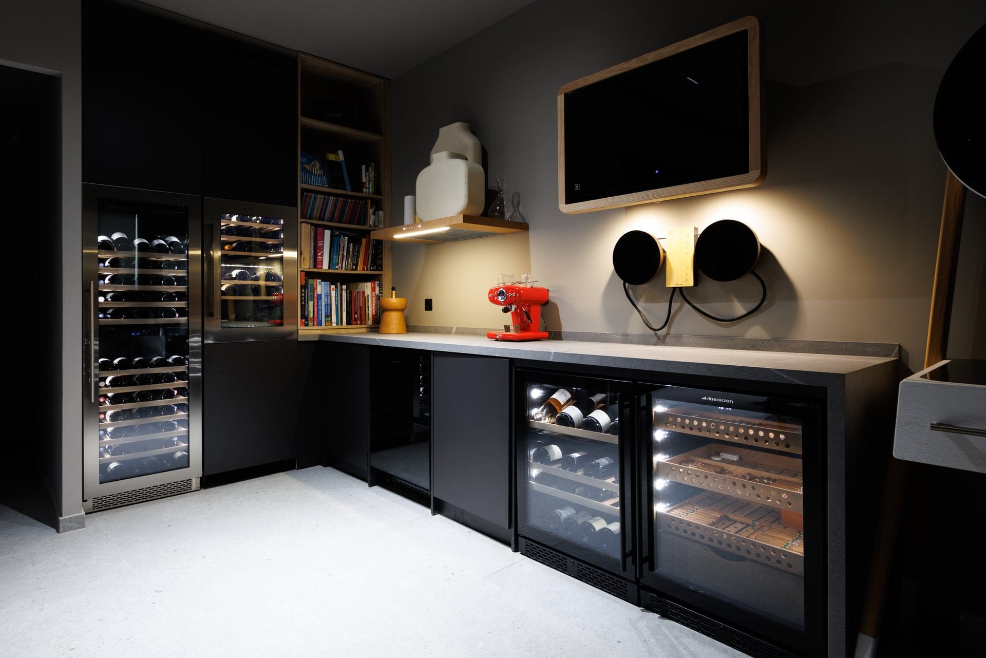 showroom photoshoot 7 10 259 Μοντέρνο μπαρ σπιτιού με ψυγεία κρασιών